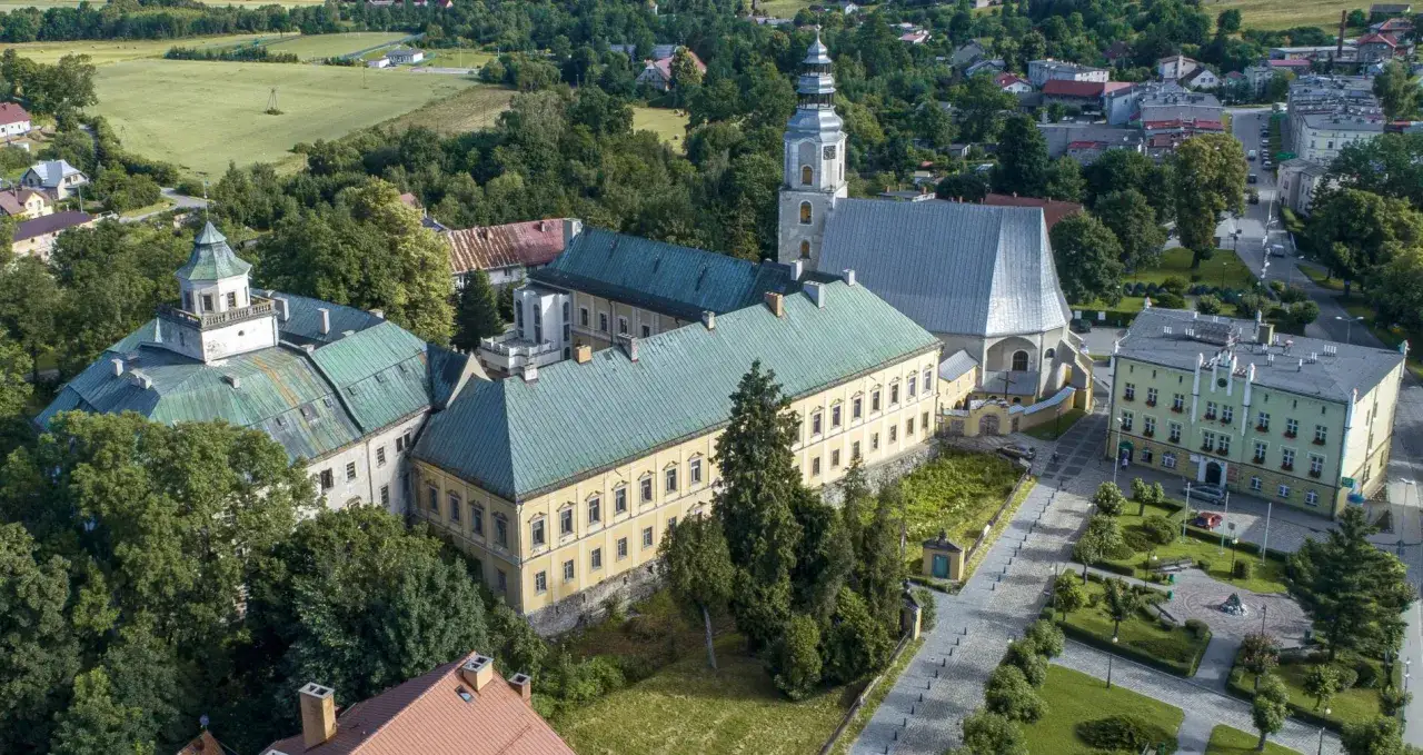 Międzylesie atrakcje: barokowy pałac z zielonym dachem, kościół i urokliwy rynek. Idealne miejsce na spacer.