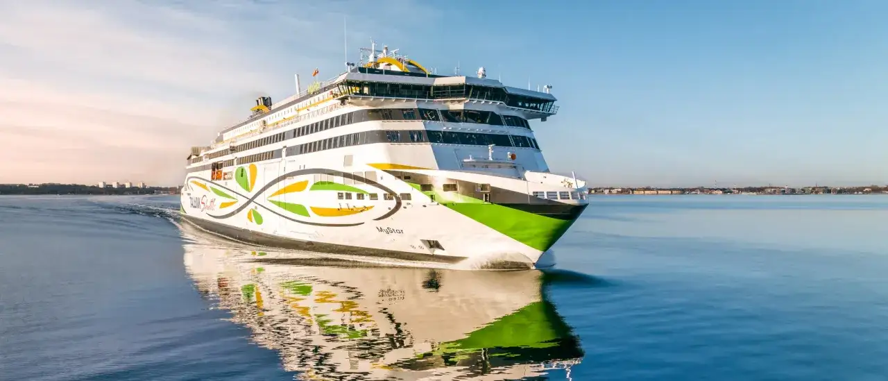 Nowy prom MyStar płynie po spokojnym morzu, zbliżając się do wybrzeża. Trasa promowa Ryga-Helsinki to szybki sposób na podróż.
