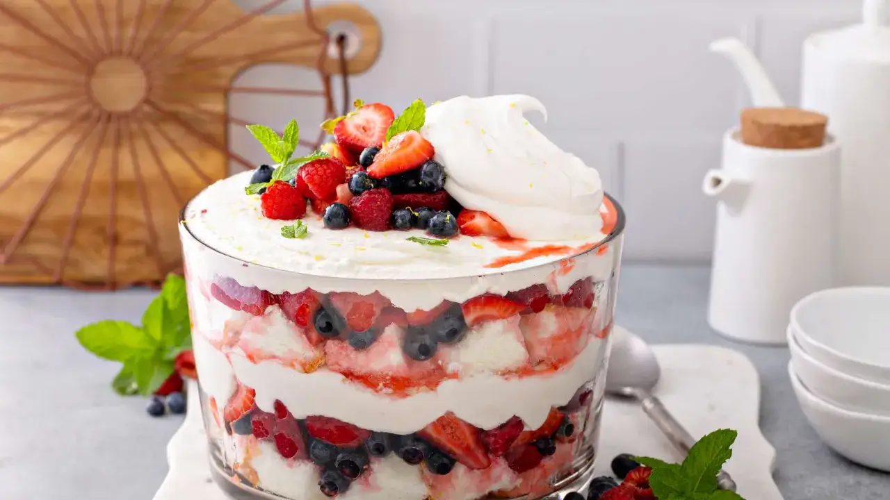 Schicht f&uuml;r Schicht ein Traum: Dieses Beeren-Trifle mit Biskuit und Sahne ist das beste Trifle Rezept f&uuml;r jeden Anlass. Frisch, fruchtig und unwiderstehlich!