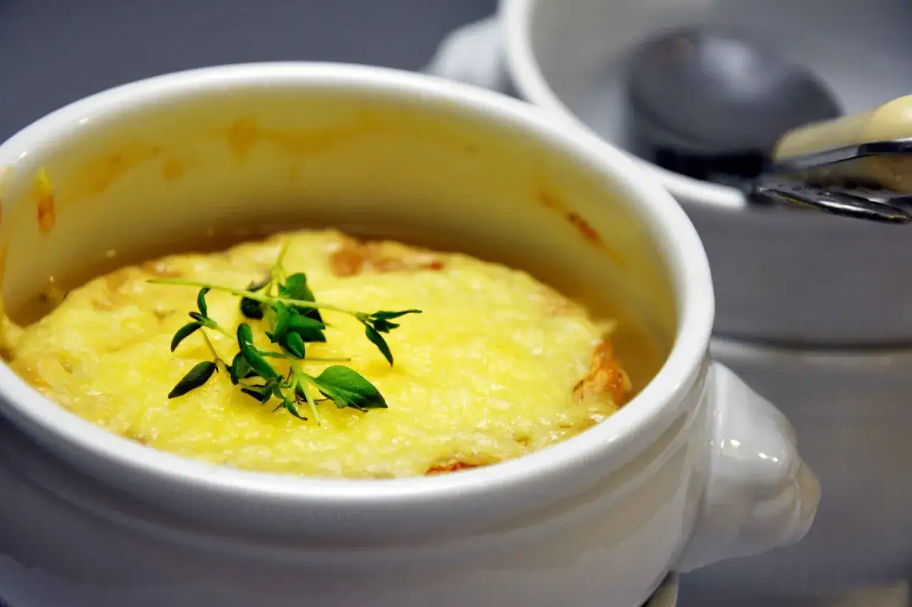 Zuppa di cipolle gratinata, perfetta con un vino bianco secco. Un classico piatto francese.