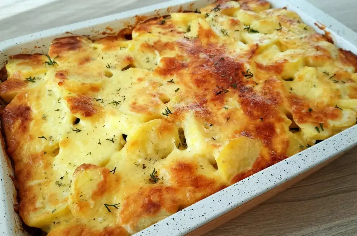zapiekanka ziemniaczana z kurczakiem i brokułami
