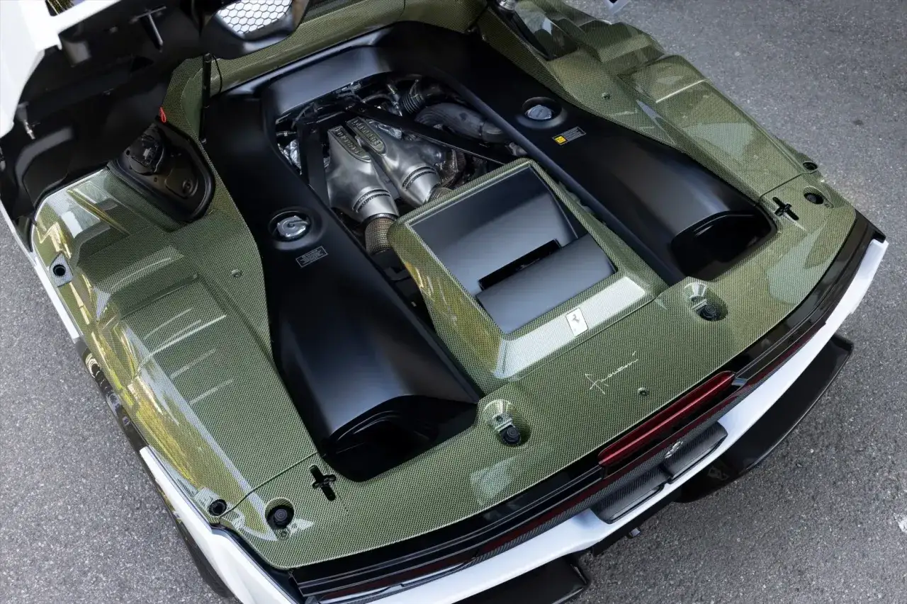 Widok z góry na potężny **ferrari f40 silnik** w osłonie z włókna węglowego.