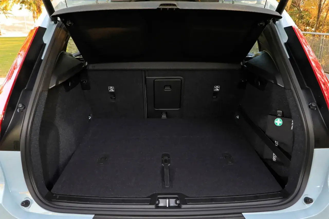 Pusta przestrzeń bagażowa Volvo XC40, z apteczką po prawej. Wady tego modelu mogą dotyczyć np. ograniczonej przestrzeni.