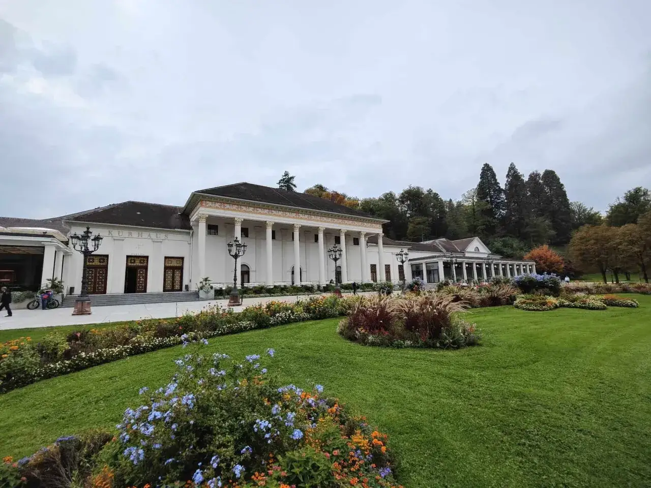 Piękny Kurhaus w Baden-Baden Niemcy, otoczony kwitnącym ogrodem.