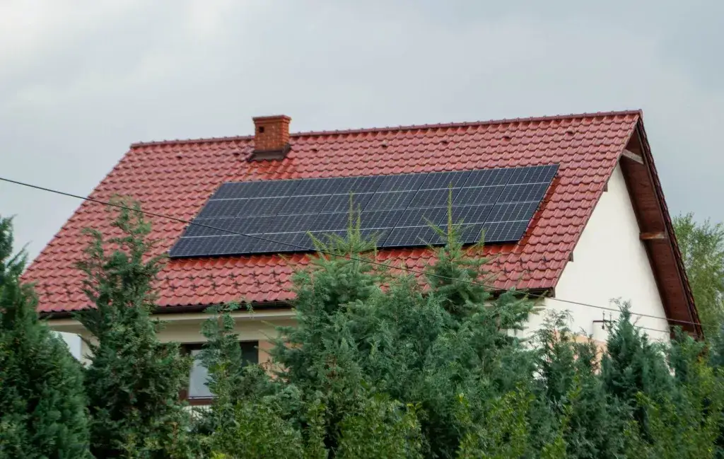 panele fotowoltaiczne na dachu dom jednorodzinny