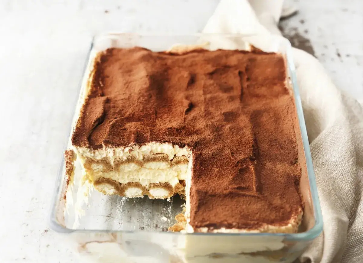 Pyszne tiramisu bez jajek Magdy Gessler w szklanej formie, posypane kakao. Idealne na deser!