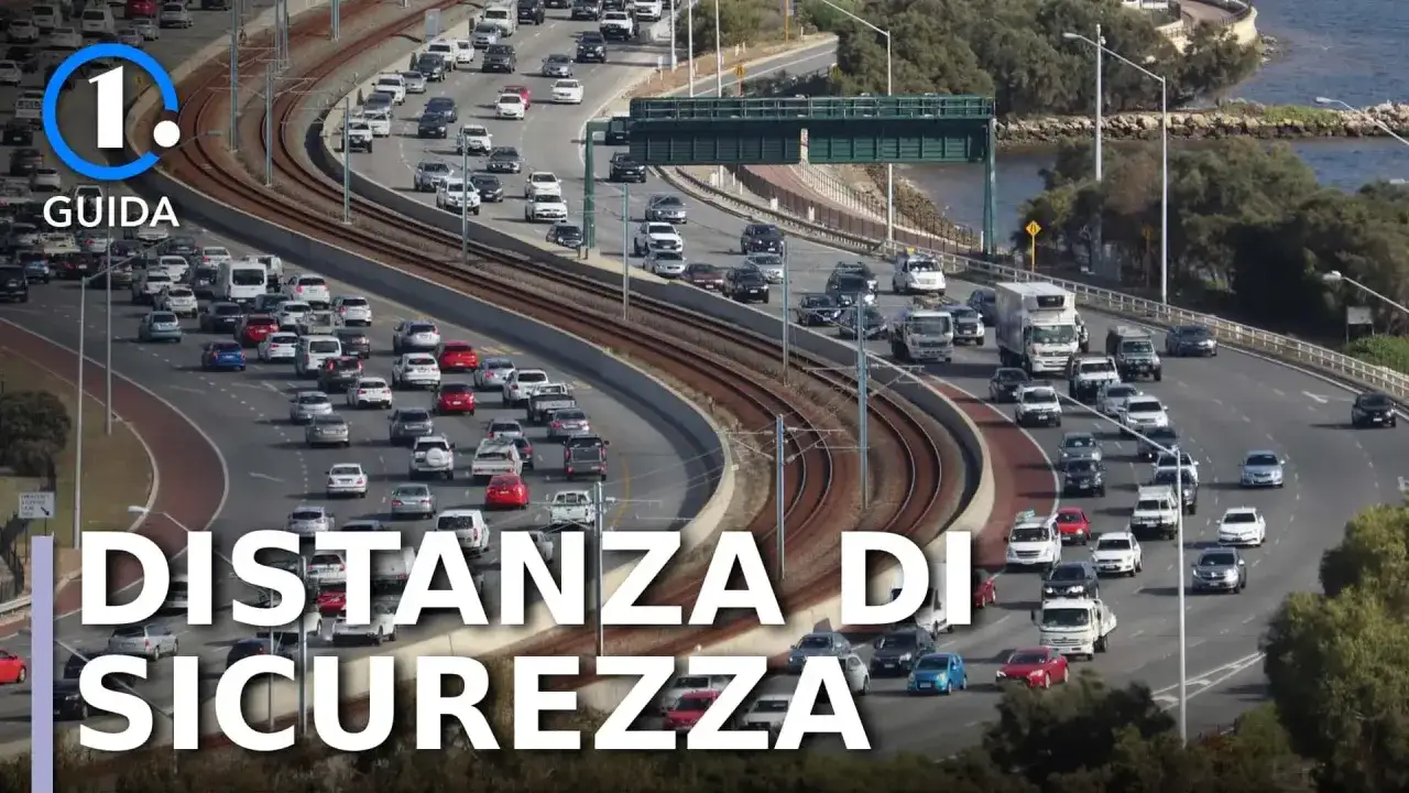 Traffico intenso su un'autostrada con auto e camion. Il testo