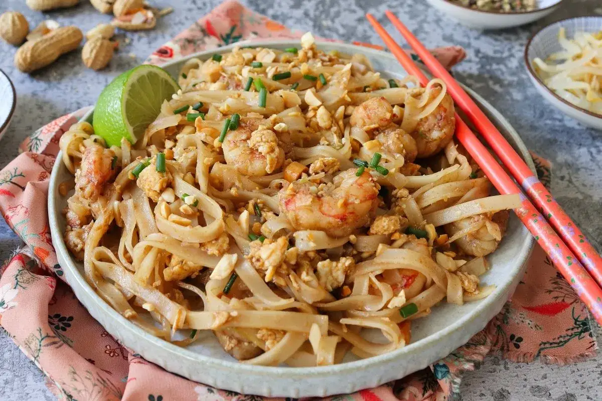 Pad thai con camarones, fideos de arroz, cacahuates y un toque de lima.