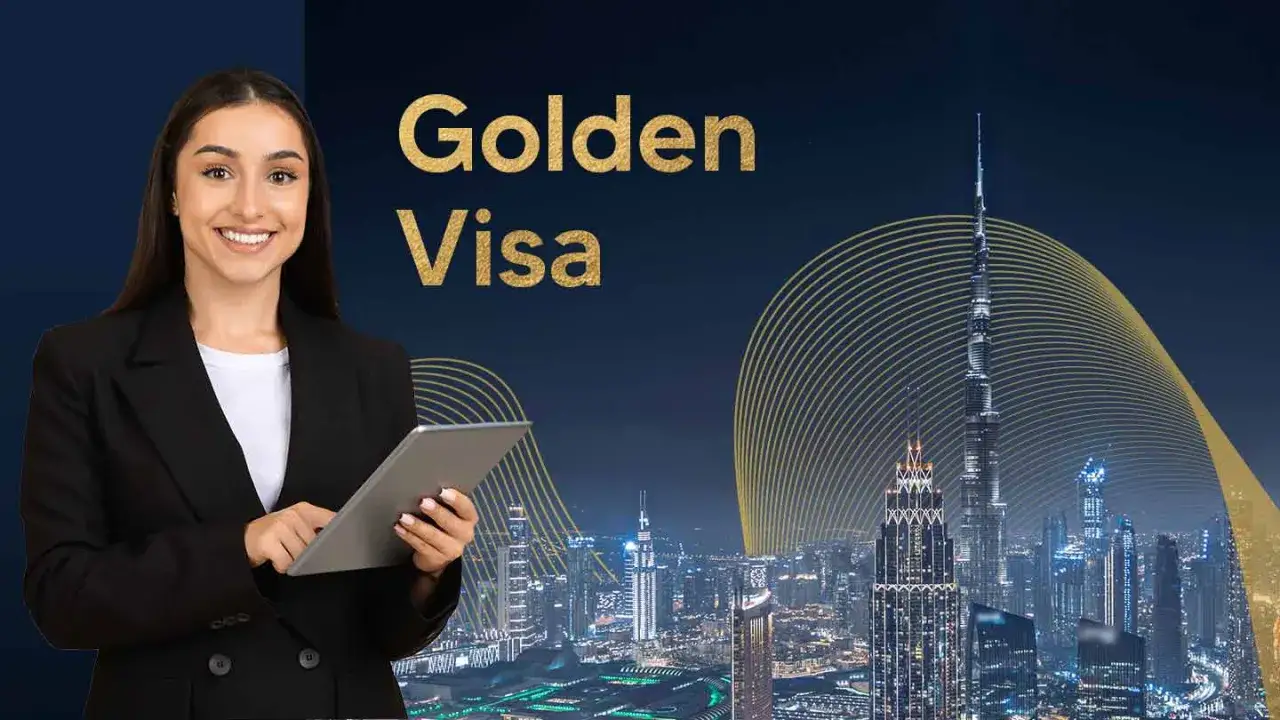 Uśmiechnięta kobieta z tabletem na tle Dubaju i napisu