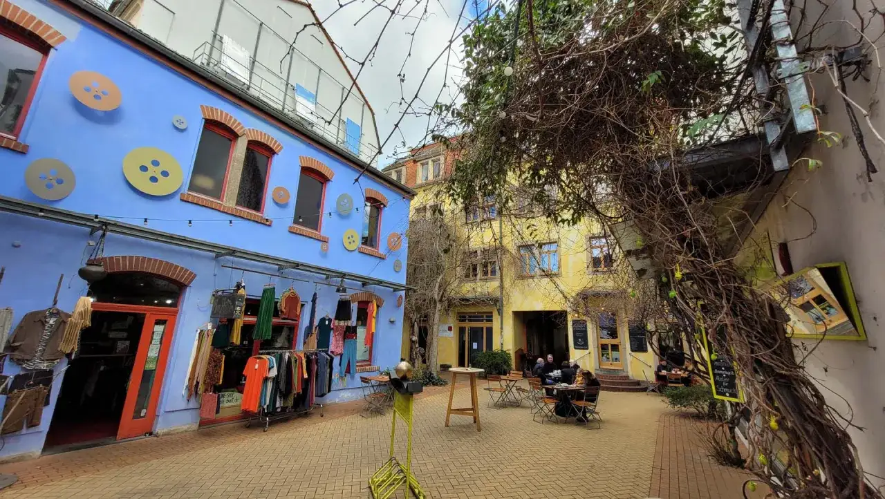 Bunter Innenhof mit Boutiquen und Caf&eacute;, ein echter Geheimtipp in Dresden.