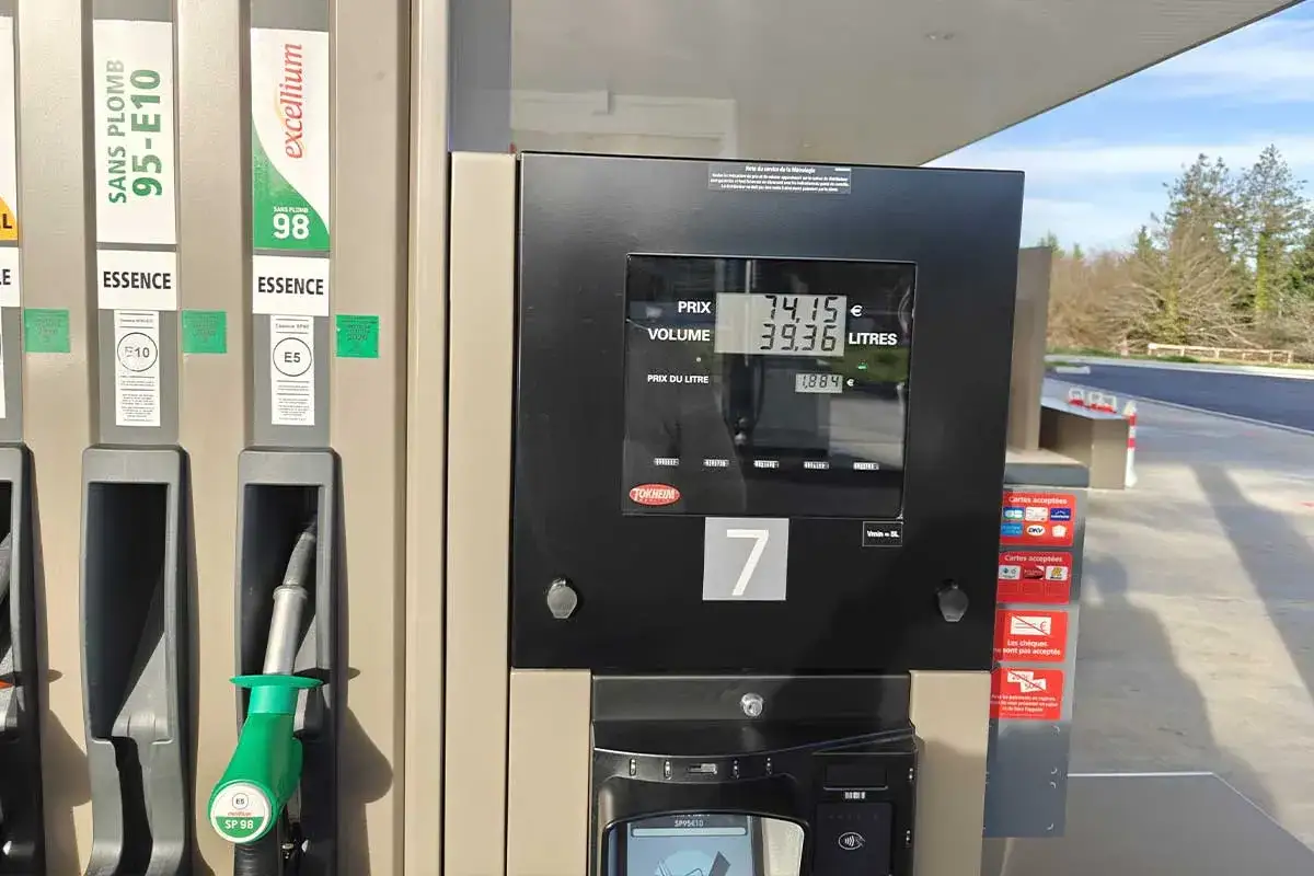 Station-service : le prix de l'essence affiche 74,15 € pour 39,36 litres. Le prix au litre est de 1,884 €.