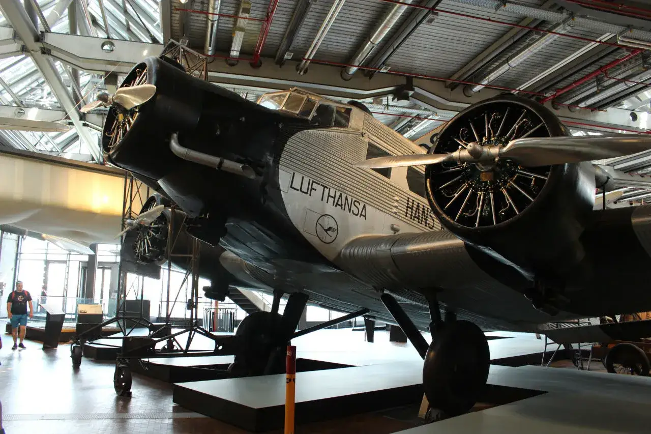 Zabytkowy samolot Junkers z napisem Lufthansa w muzeum techniki Berlin.