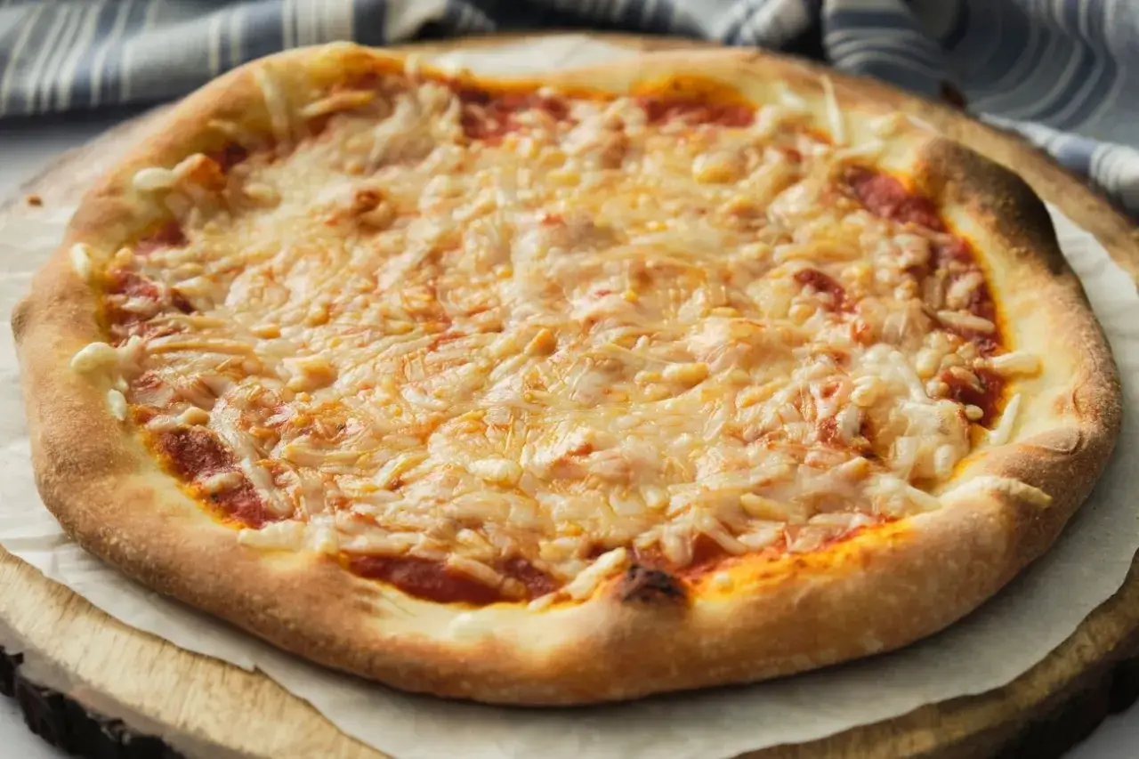 Eine köstliche Pizza mit geschmolzenem, veganem Mozzarella-Käse und Tomatensauce auf knusprigem Teig.
