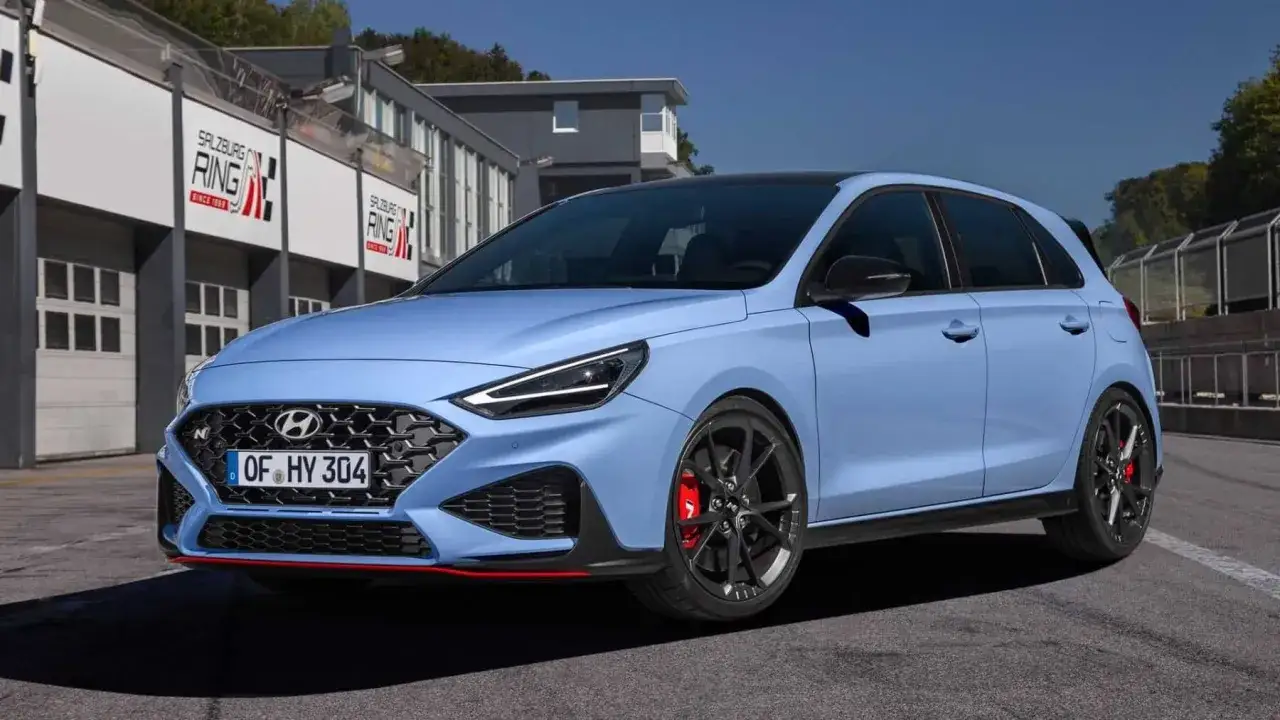 Hyundai i30 N, listo para desatar sus caballos en la pista. El coche azul claro con pinzas rojas destaca en el circuito.