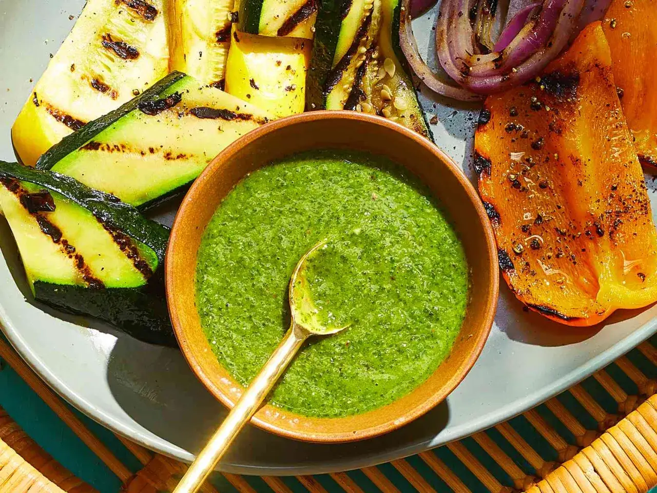 Grillad zucchini, paprika och l&ouml;k serveras med en sk&aring;l gr&ouml;n chimichurri. Perfekt f&ouml;r ditt chimichurri recept!
