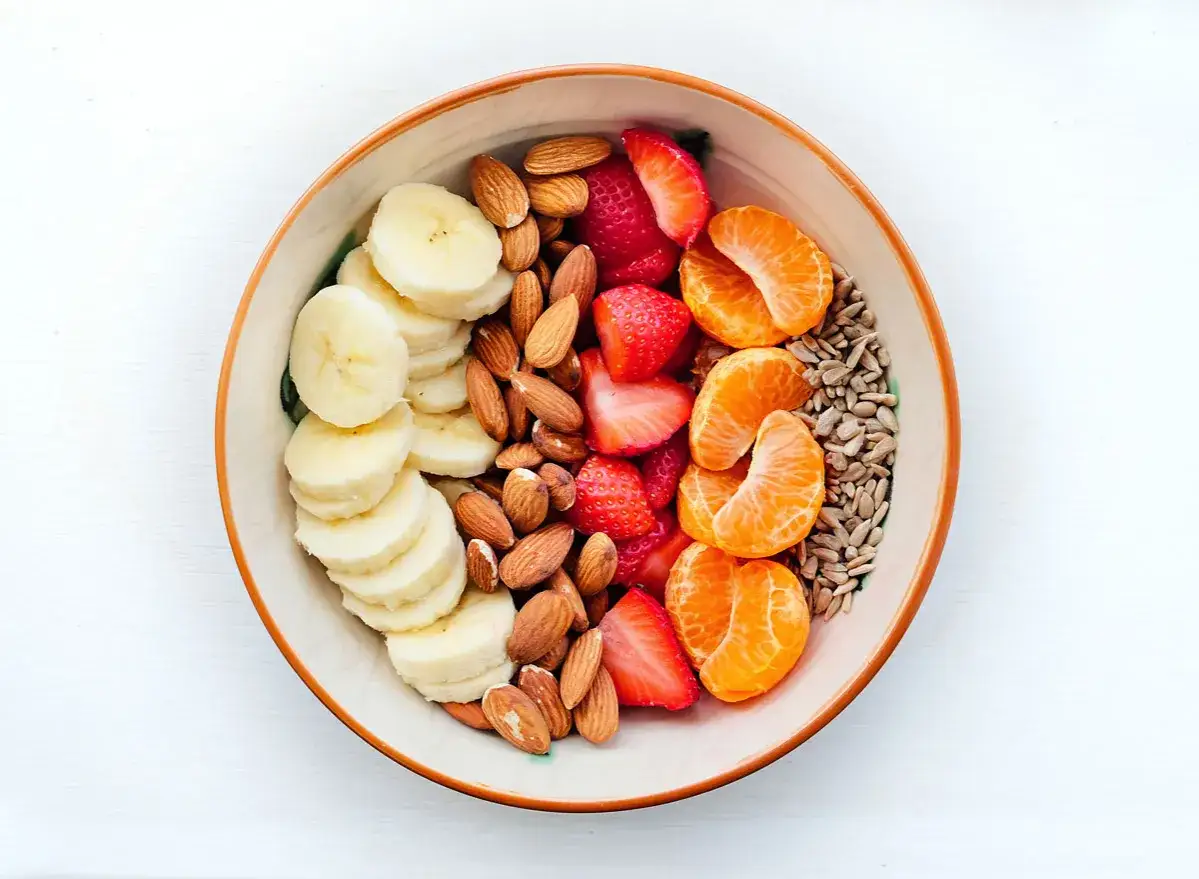 Frukostsk&aring;l med banan, jordgubbar, clementiner, solrosfr&ouml;n och mandlar. Mandlar nyttigt f&ouml;r en energifylld start!