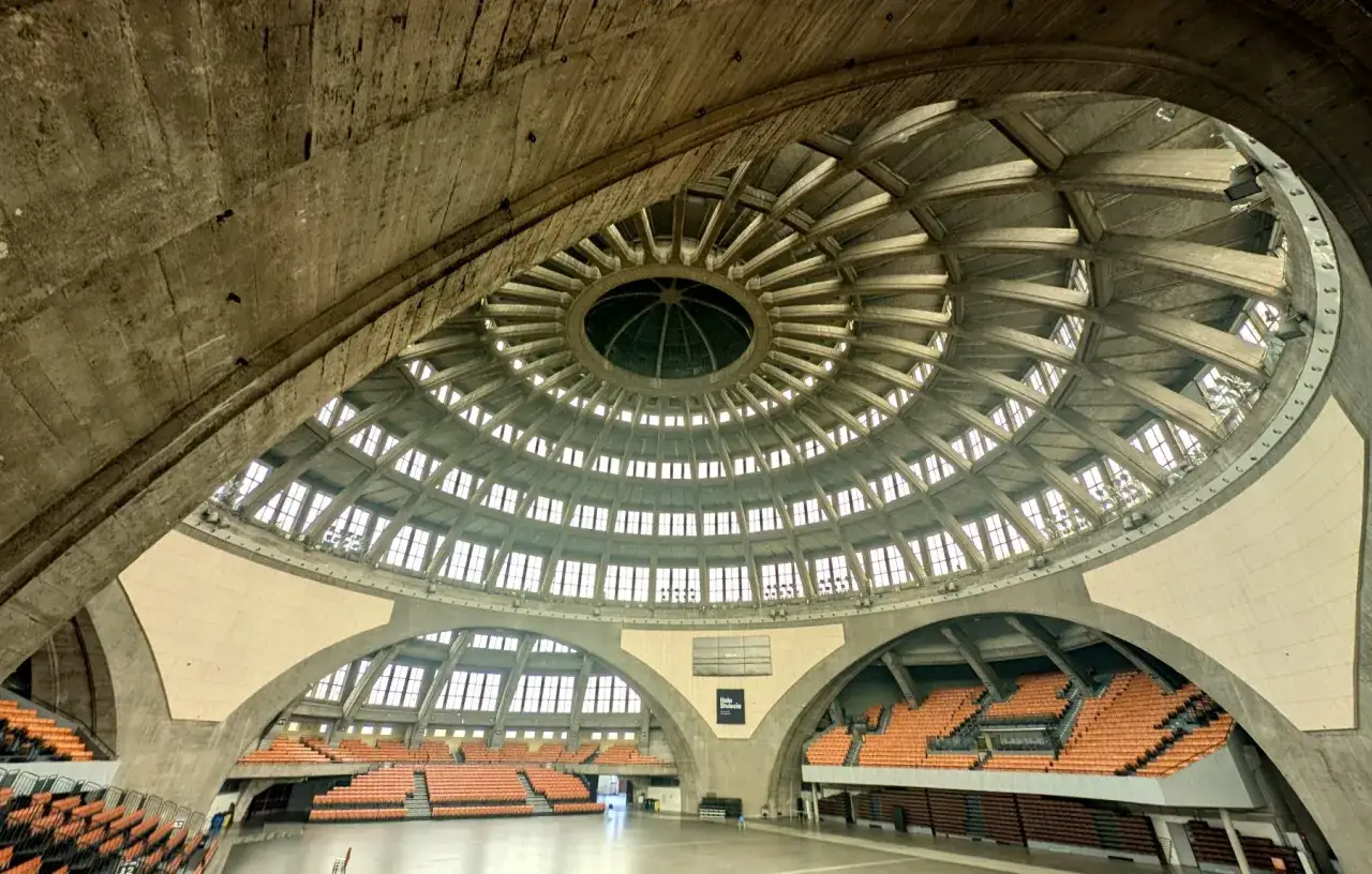 Die **Markthalle Breslau** mit ihrer beeindruckenden Betonkuppel und den orangefarbenen Trib&uuml;nen.