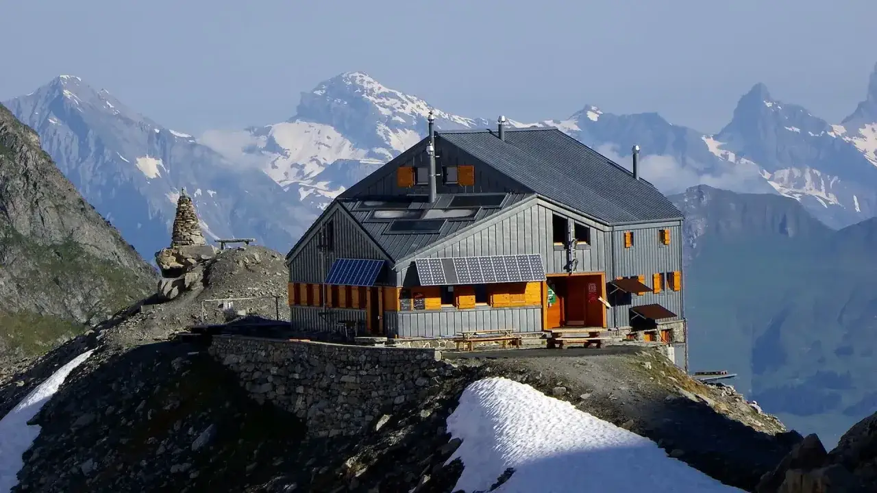 Refuge moderne sur fond de montagnes enneigées, un point de départ idéal pour le tour du Grand Combin.