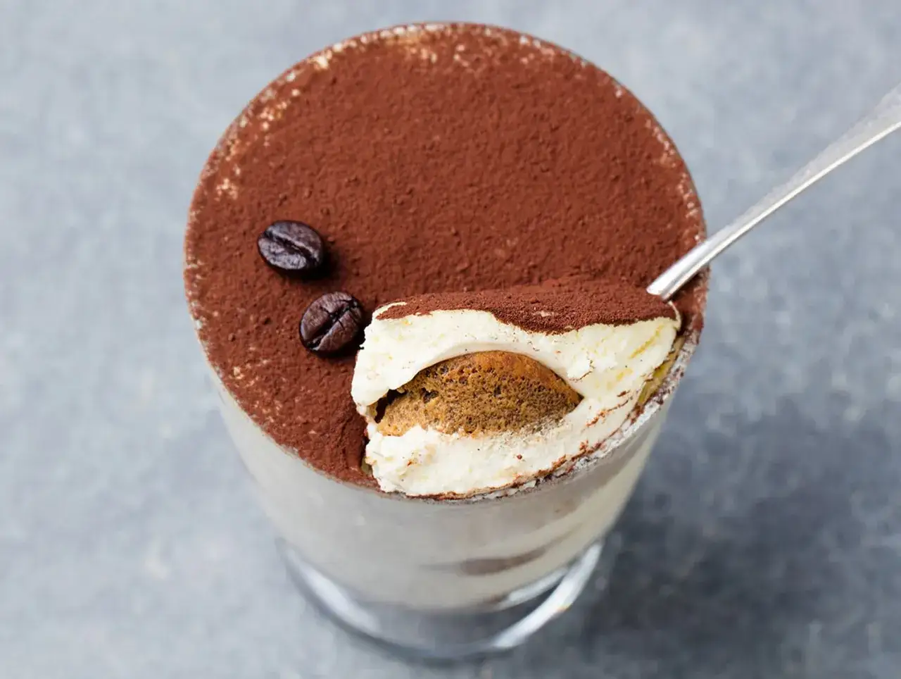 Un delizioso tiramis&ugrave;, con cacao e chicchi di caff&egrave;, pronto per essere gustato. La ricetta Benedetta &egrave; un successo!