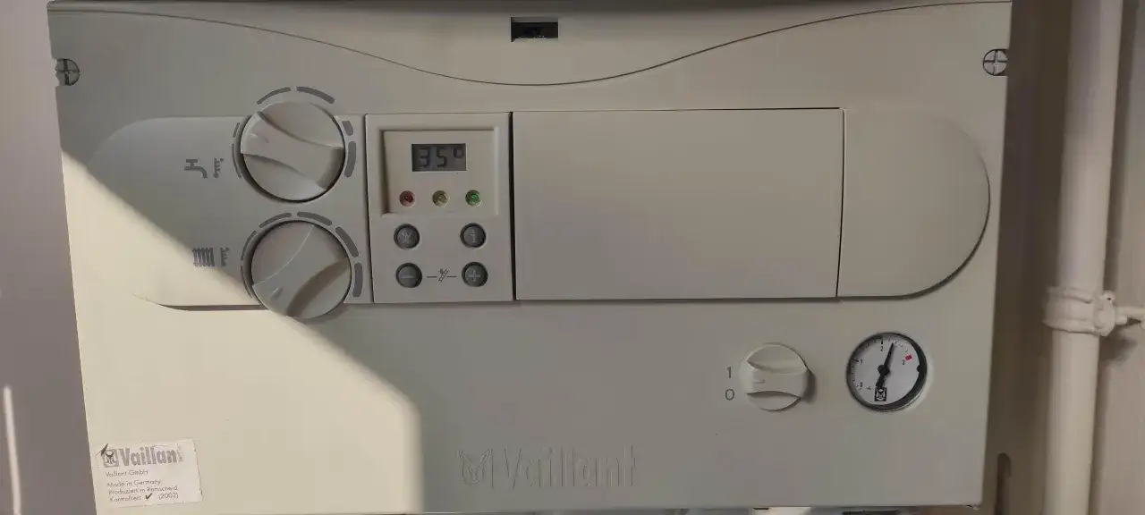 Vaillant piec gazowy dwufunkcyjny nie grzeje wody. Na wyświetlaczu 35 stopni, pokrętła ustawione, ale ciepłej wody brak.