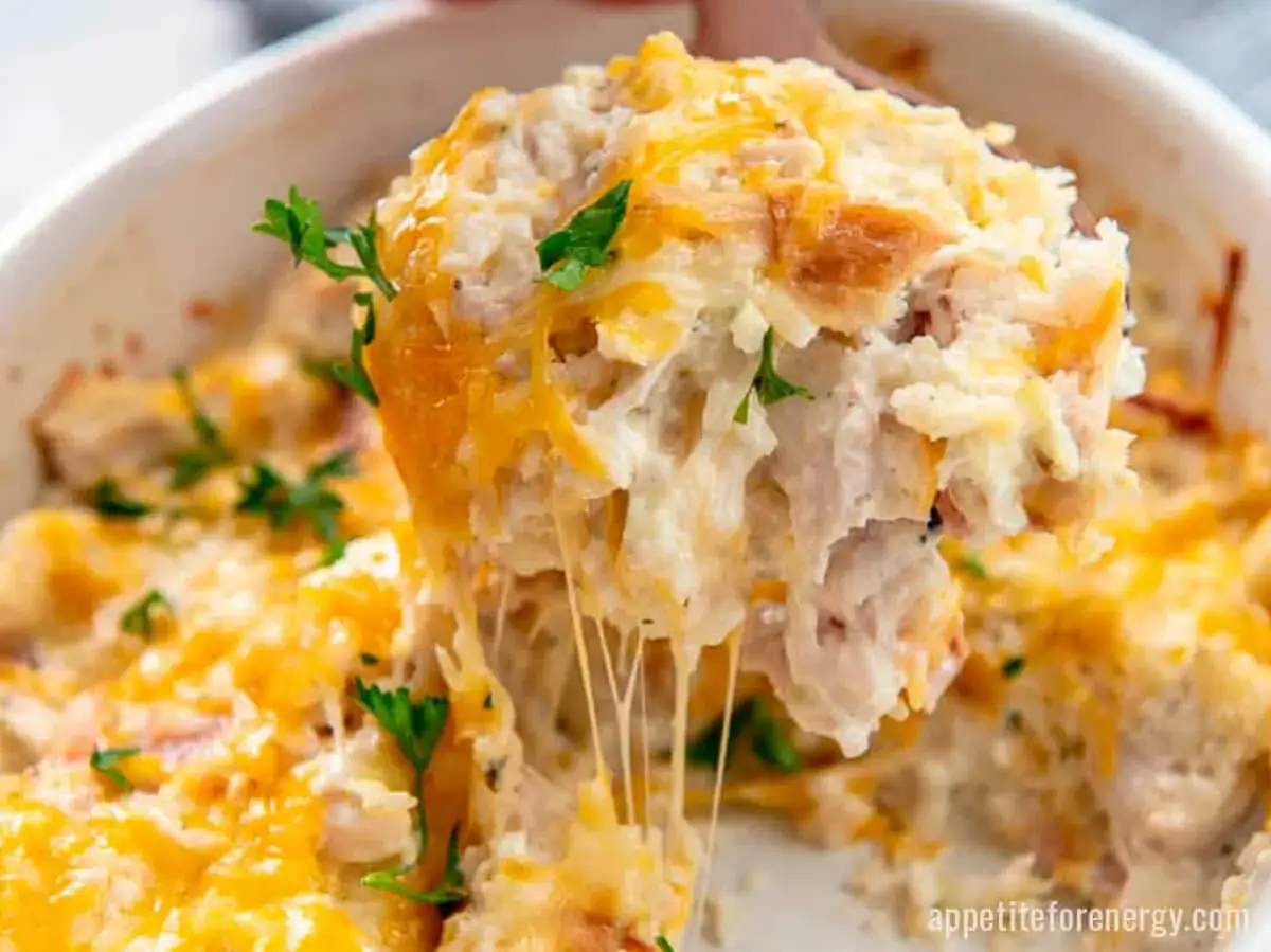 Herzhaftes H&auml;hnchen-Auflauf mit geschmolzenem K&auml;se, perfekt f&uuml;r keto rezepte. Frisch mit Petersilie garniert.
