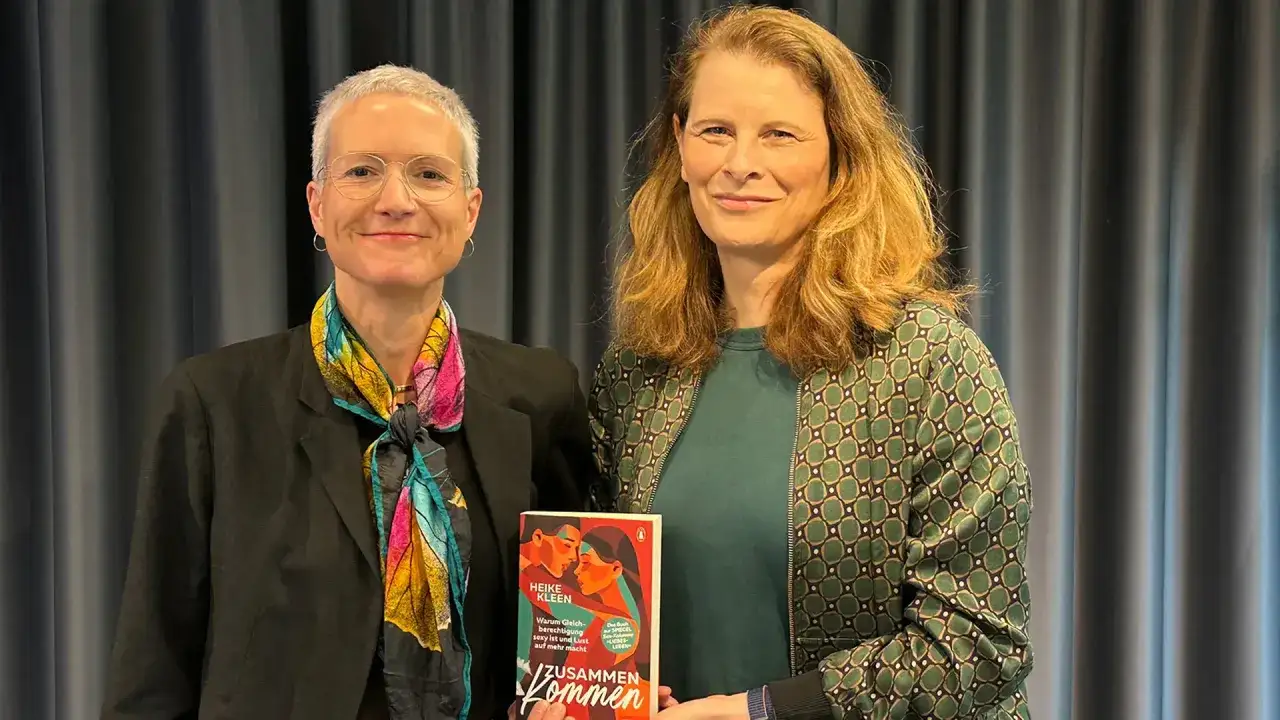 Zwei Frauen präsentieren das Buch 