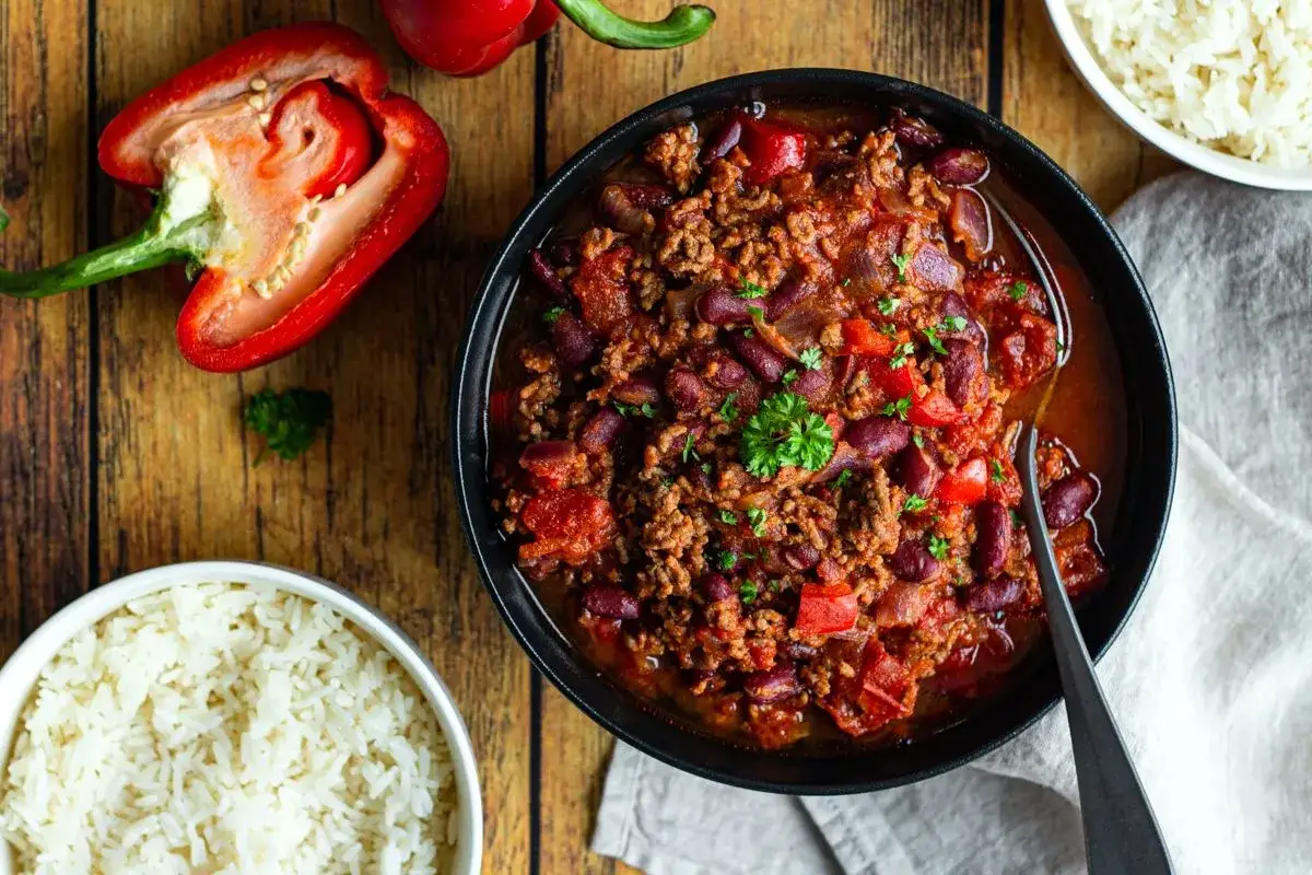 Un savoureux chili con carne, prêt à être dégusté avec du riz. Parfait pour un repas réconfortant.