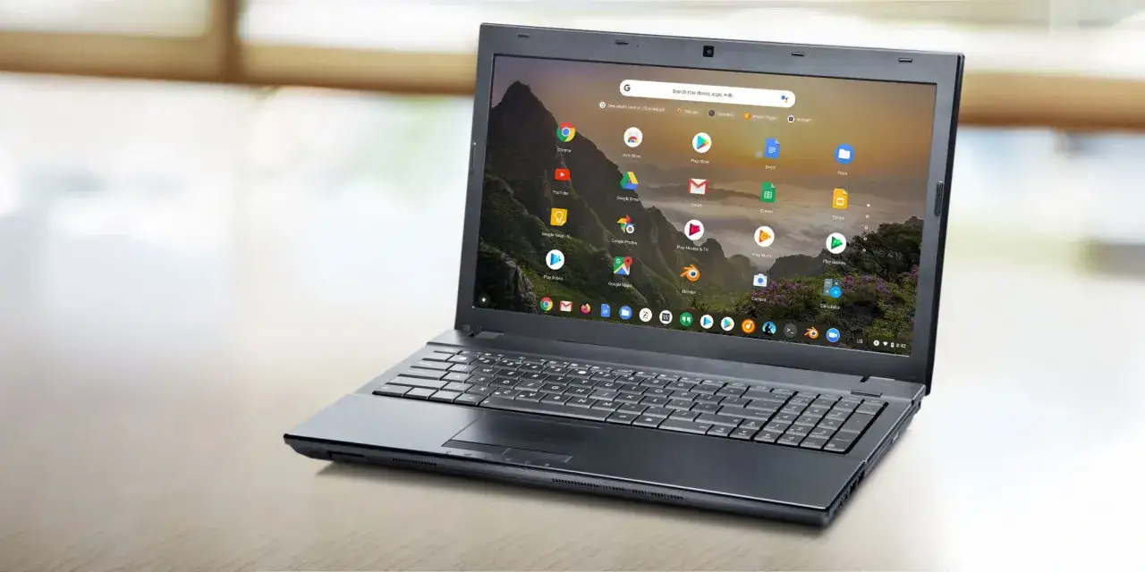 Laptop z systemem Chrome OS Flex, z widocznymi ikonami aplikacji Google i malowniczą tapetą.
