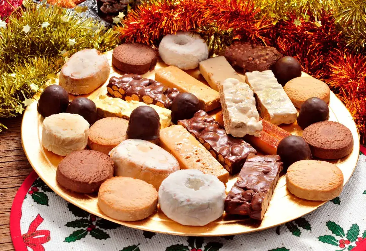 Variedad de dulces navide&ntilde;os: turrones, polvorones, mazapanes y bombones. &iexcl;Una delicia para todos los tipos de chuches nombres!
