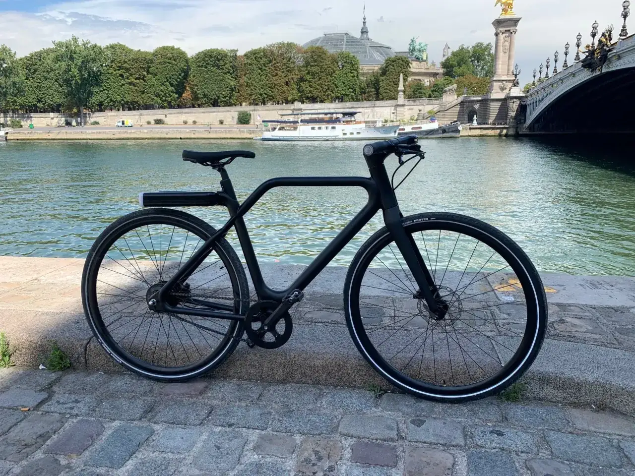 Un vélo noir élégant, un 