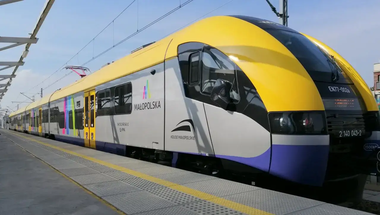 Nowy pociąg Kolei Małopolskich czeka na pasażerów. Wkrótce ruszy na trasę Katowice Kraków Balice.