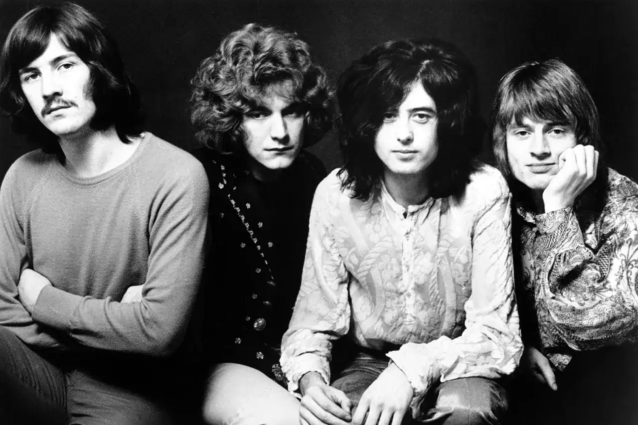 Członkowie Led Zeppelin: John Paul Jones, Robert Plant, Jimmy Page i John Bonham pozują do klasycznego zdjęcia.