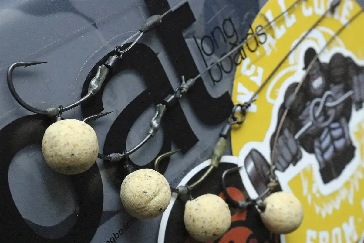 Ein deutscher Rig mit Boilies und Haken, bereit für den Einsatz.