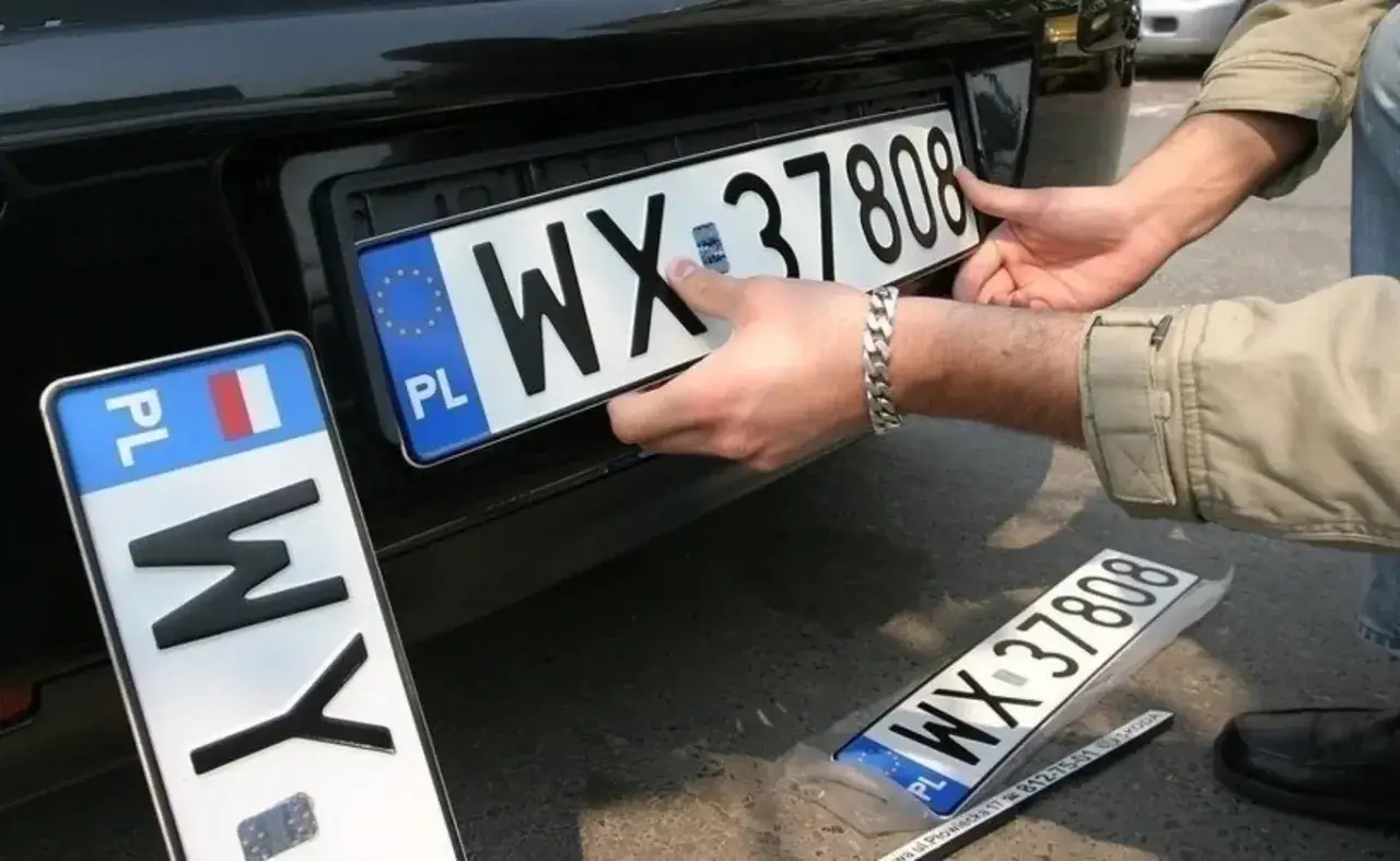 Montaż tablic rejestracyjnych WX 37808. Nowe tablice czekają na rejestrację w jakimś mieście.