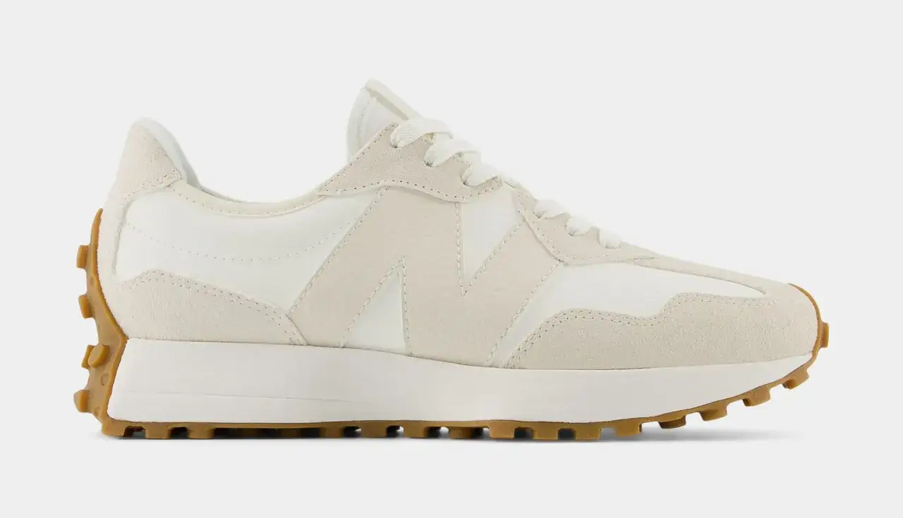 Scarpa New Balance 327 in camoscio e nylon bianco panna, con suola in gomma color caramello. Perfetta per un look casual o per il tennis.