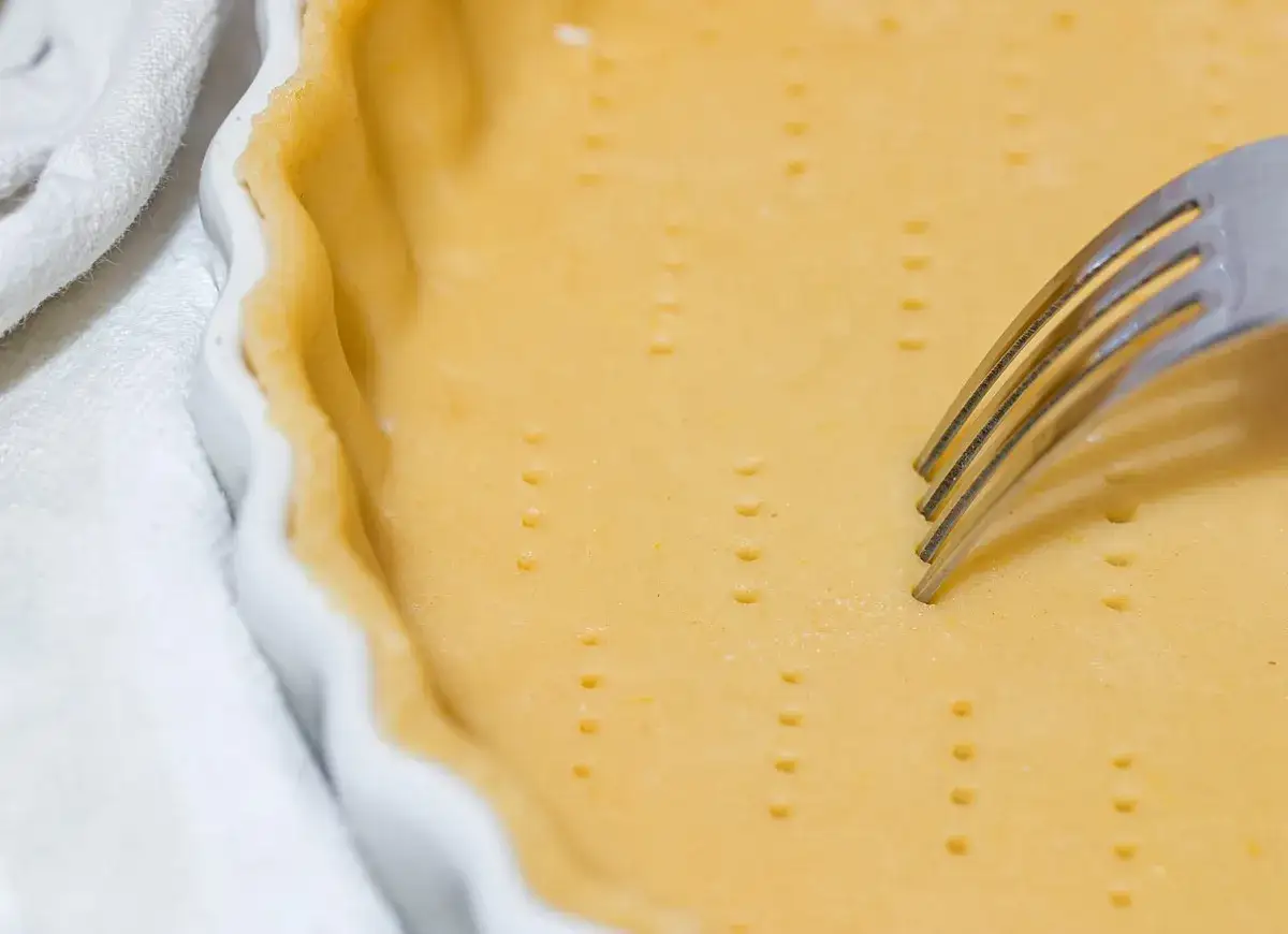 kruche ciasto bez masła na blacie kuchennym