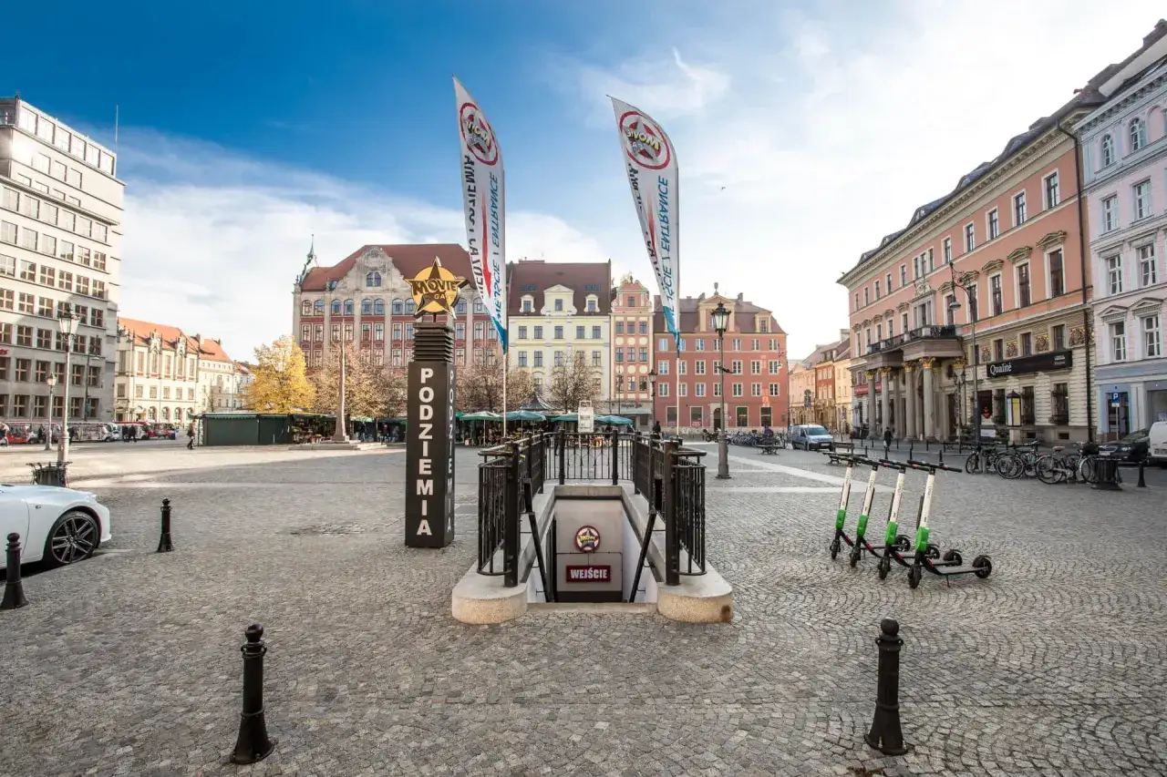 Wejście do podziemi z napisem