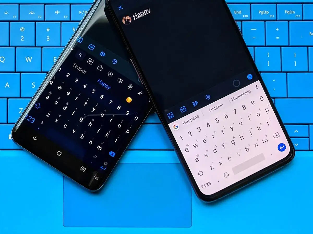 Dwa telefony z klawiaturą Gboard na niebieskiej klawiaturze. Na jednym z ekranów widać sugestie