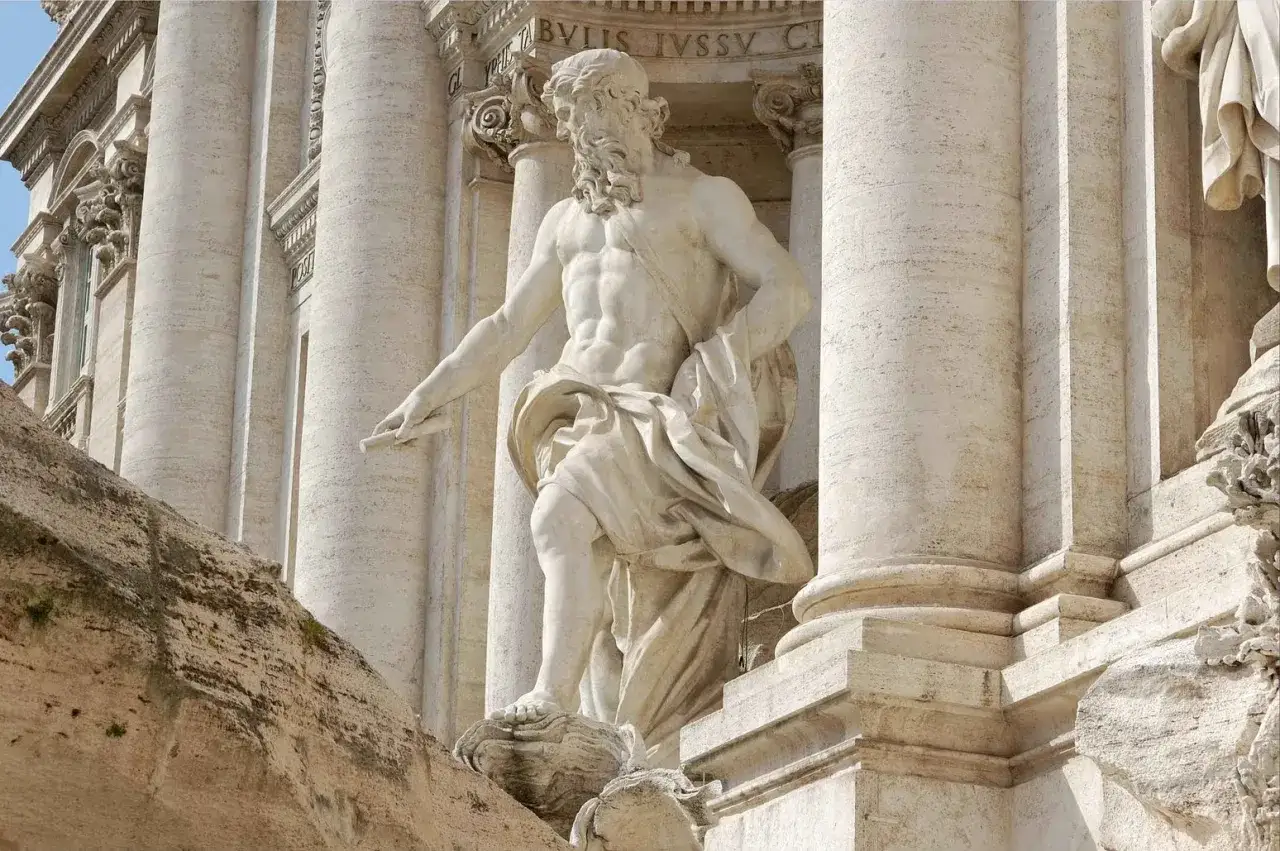 Statua di Nettuno, parte della fontana di Trevi, con la sua imponente architettura barocca.
