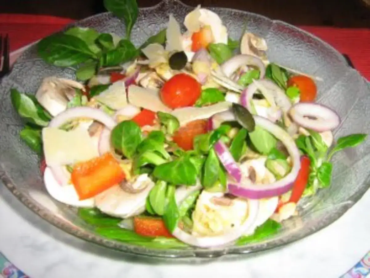 Frischer Feldsalat mit Zwiebeln, Tomaten, Champignons und Parmesan. Ein leichter Genuss!