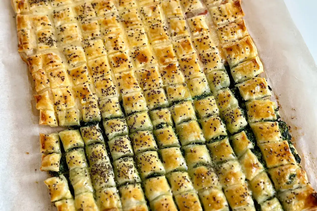 Stuzzichini sfiziosi con pasta sfoglia veloce, ripieni di spinaci e cosparsi di semi di chia. Perfetti per un aperitivo!