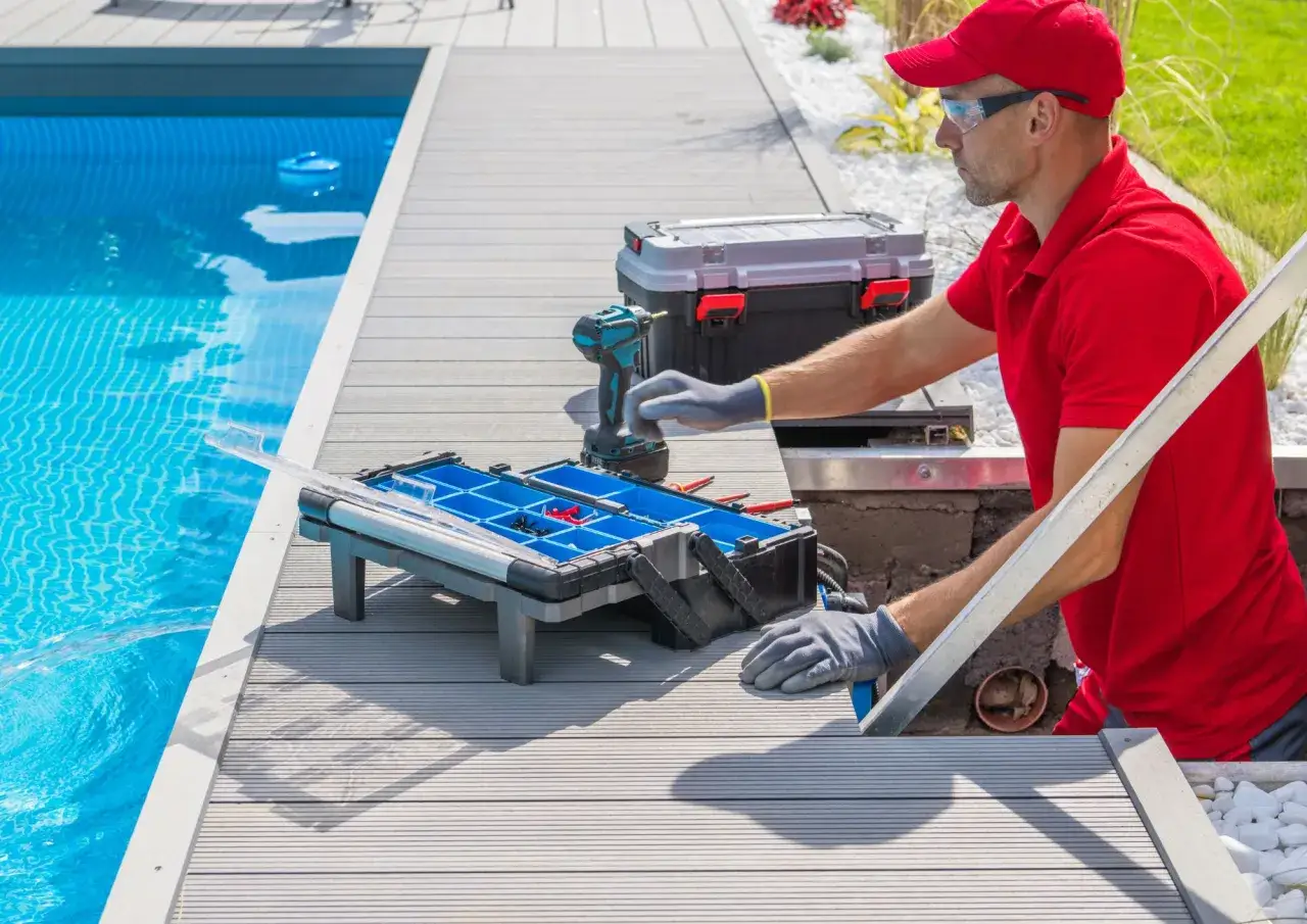 Técnico con herramientas realiza mantenimiento de piscinas, asegurando su perfecto funcionamiento y limpieza para el disfrute.