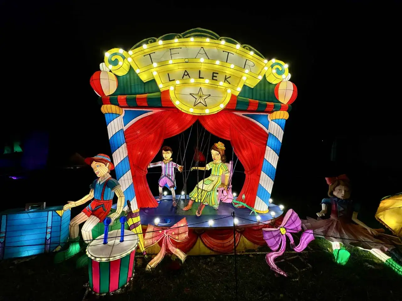 Krak&oacute;w's garden of lights: Teatr Lalek z kolorowymi lampionami, kukiełkami i bębenkiem.