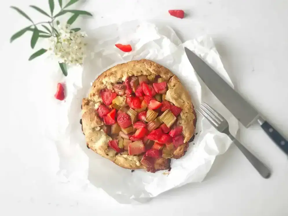 Rhubarbe et fraises fraîches