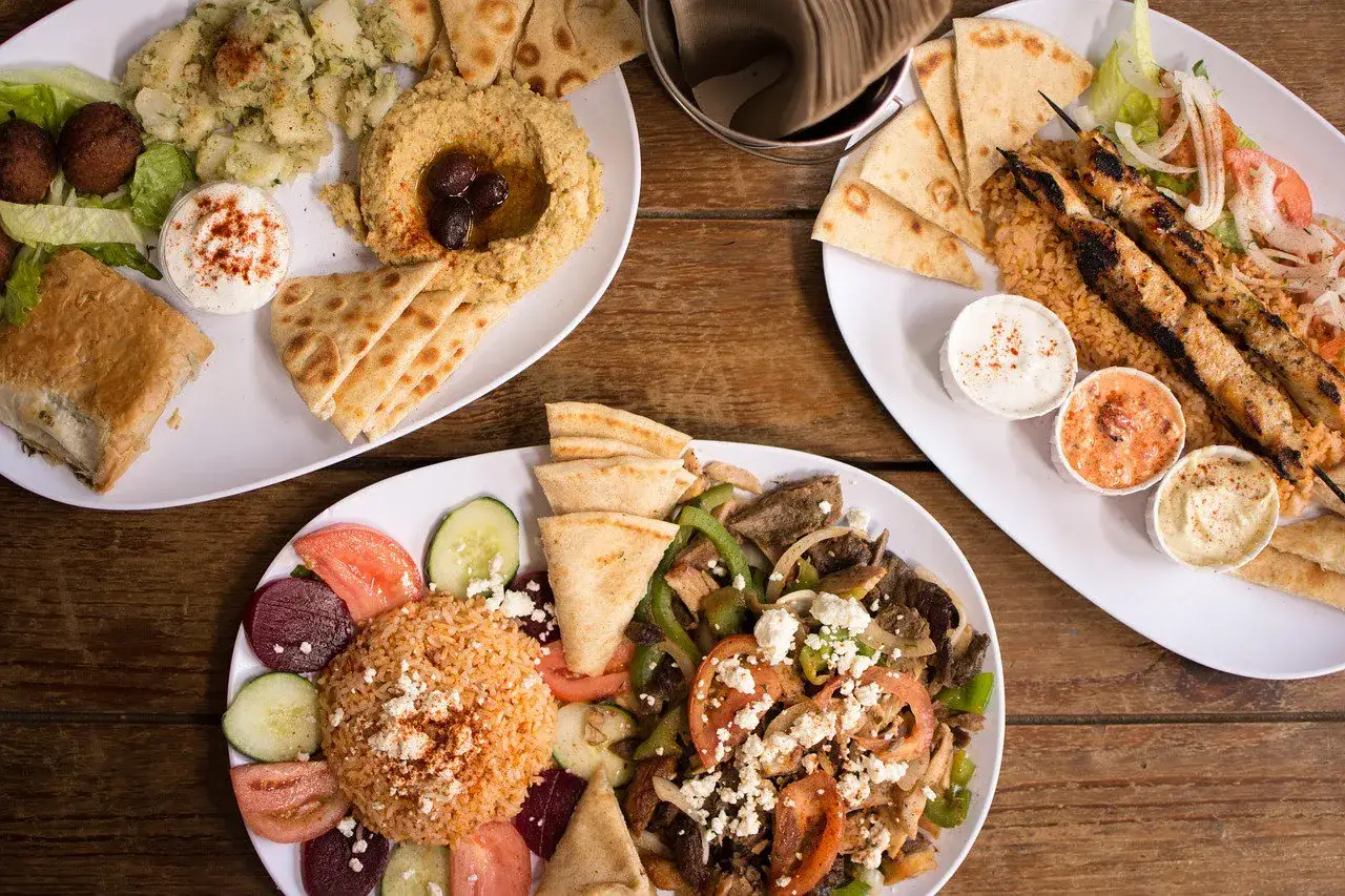 Obfite greckie danie: grillowane szaszłyki, ryż, sałatka, hummus, oliwki i pita. Pyszne!