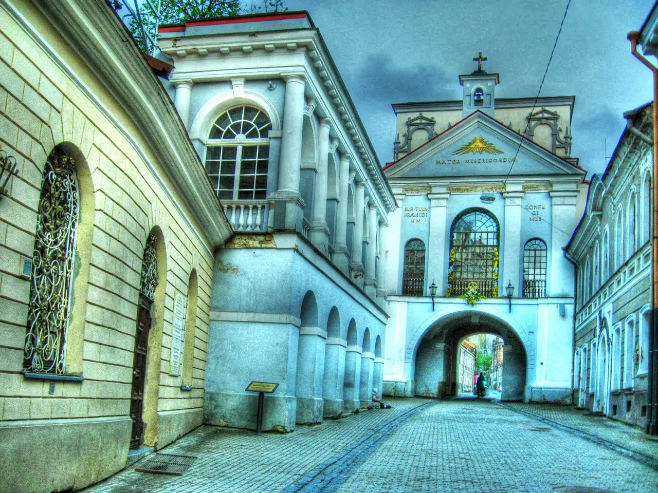 Brama Ostrobramska w Wilnie. Czy wyjazd na Litwę jest bezpieczny? Tak, to piękne i bezpieczne miejsce.