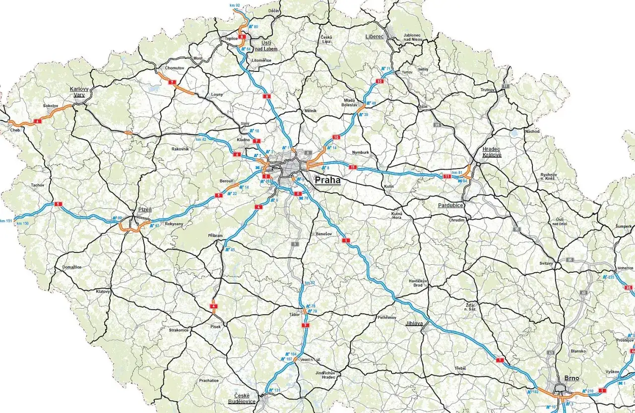 Mapa Czech z zaznaczonymi drogami i miastami. Planujesz podróż i zastanawiasz się, czy w Czechach są winiety? Ta mapa pomoże Ci zaplanować trasę.