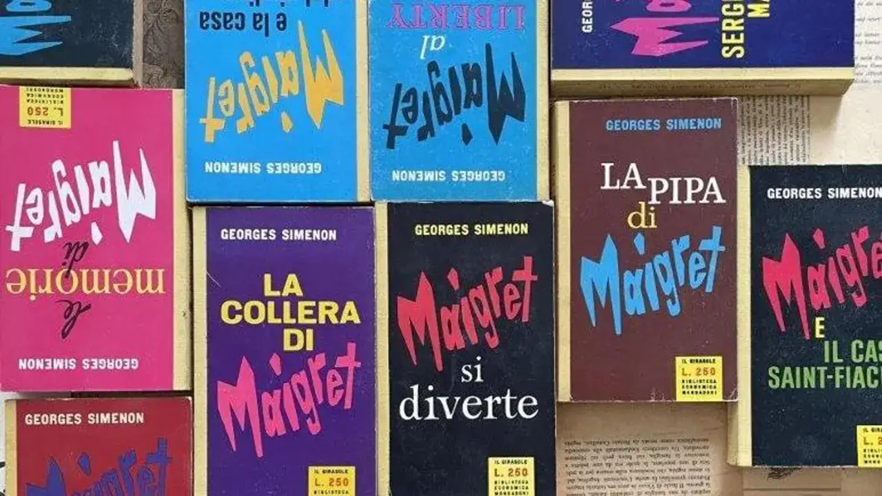 Una collezione di libri di Maigret in ordine cronologico, con copertine colorate e titoli che invitano all'avventura.