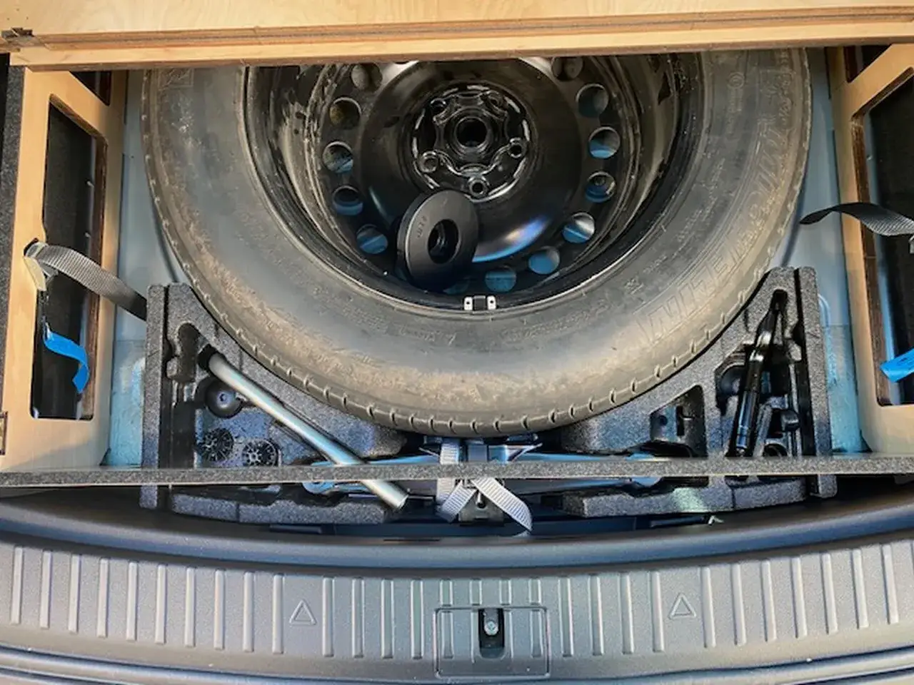 Reserverad und Werkzeug im Kofferraum eines Skoda. Hier ist die PR-Nummer für das Ersatzrad.