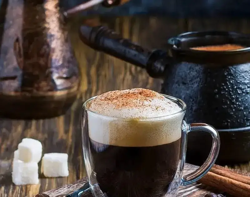 Składniki na Irish Coffee: irlandzka whiskey, kawa, brązowy cukier, śmietanka